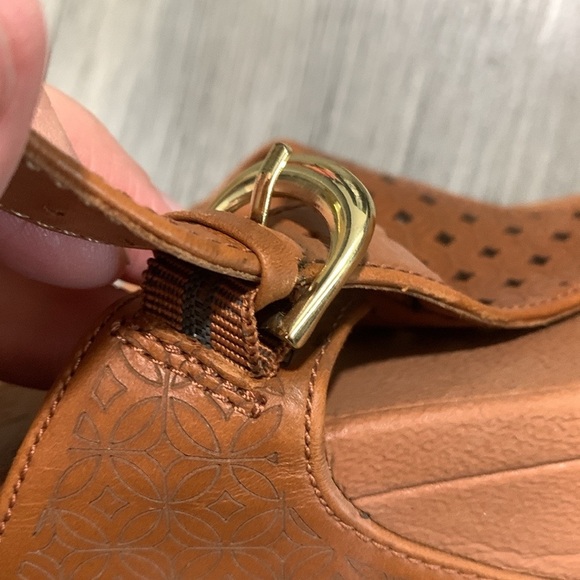 FitFlop Lattice Toe Laser Cut Out Brown Leather Thong Style Slip-On Sandals - Picture 6 of 8